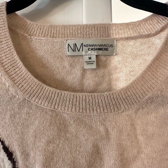 100% cashmere sweater. Some piling (pictured). Very stretchy - Picture 2 of 4